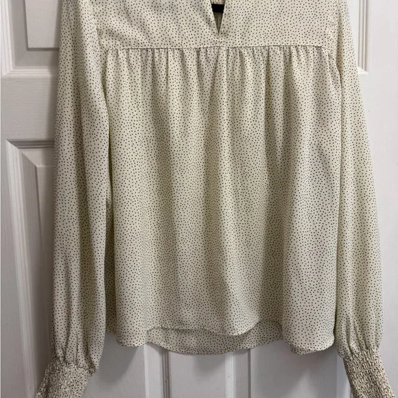 Chic Cream Blouse with Delicate Pattern - Picture 4 of 5